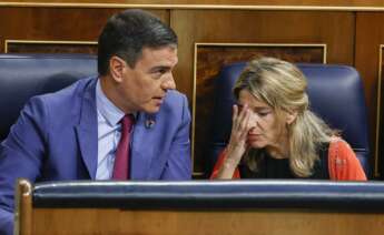 El presidente del Gobierno, Pedro Sánchez, conversa con la vicepresidenta segunda y ministra de Trabajo, Yolanda Díaz, en el Congreso de los Diputados. EFE/Chema Moya Banca y el impuesto a los bancos