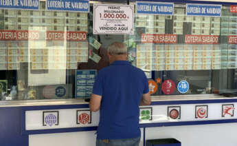Un hombre adquiere un boleto de Lotería en la administración de 'La Giralda de Oro', en Morón de la Frontera (Sevilla). EFE/Fermín Cabanillas