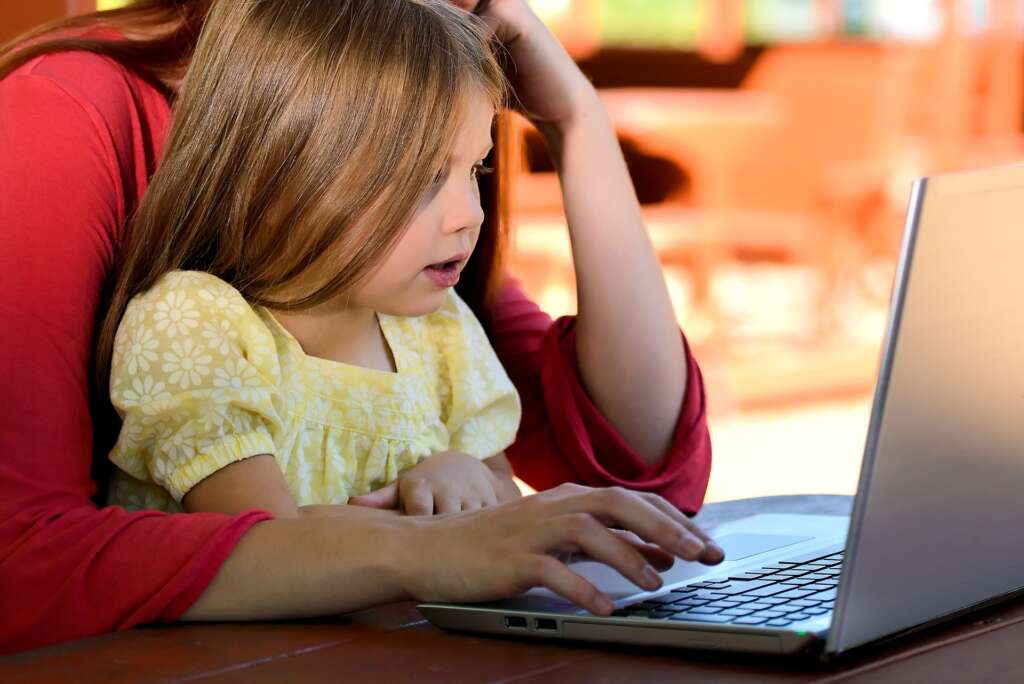 Una madre y su hija utilizan un ordenador. Foto: Pixabay.