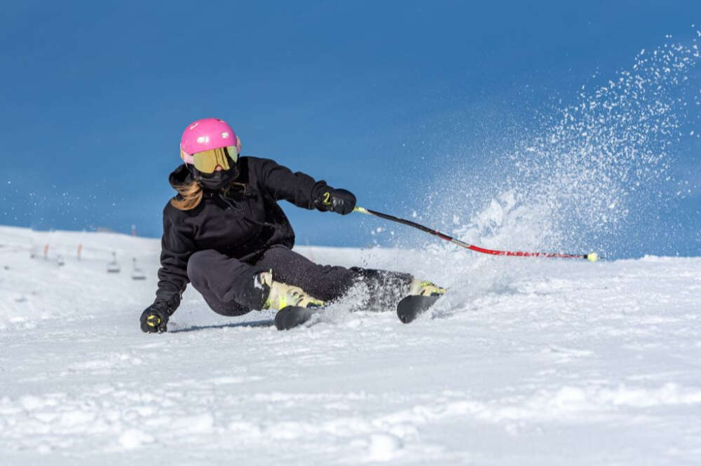 Una persona esquiando en la nieve.