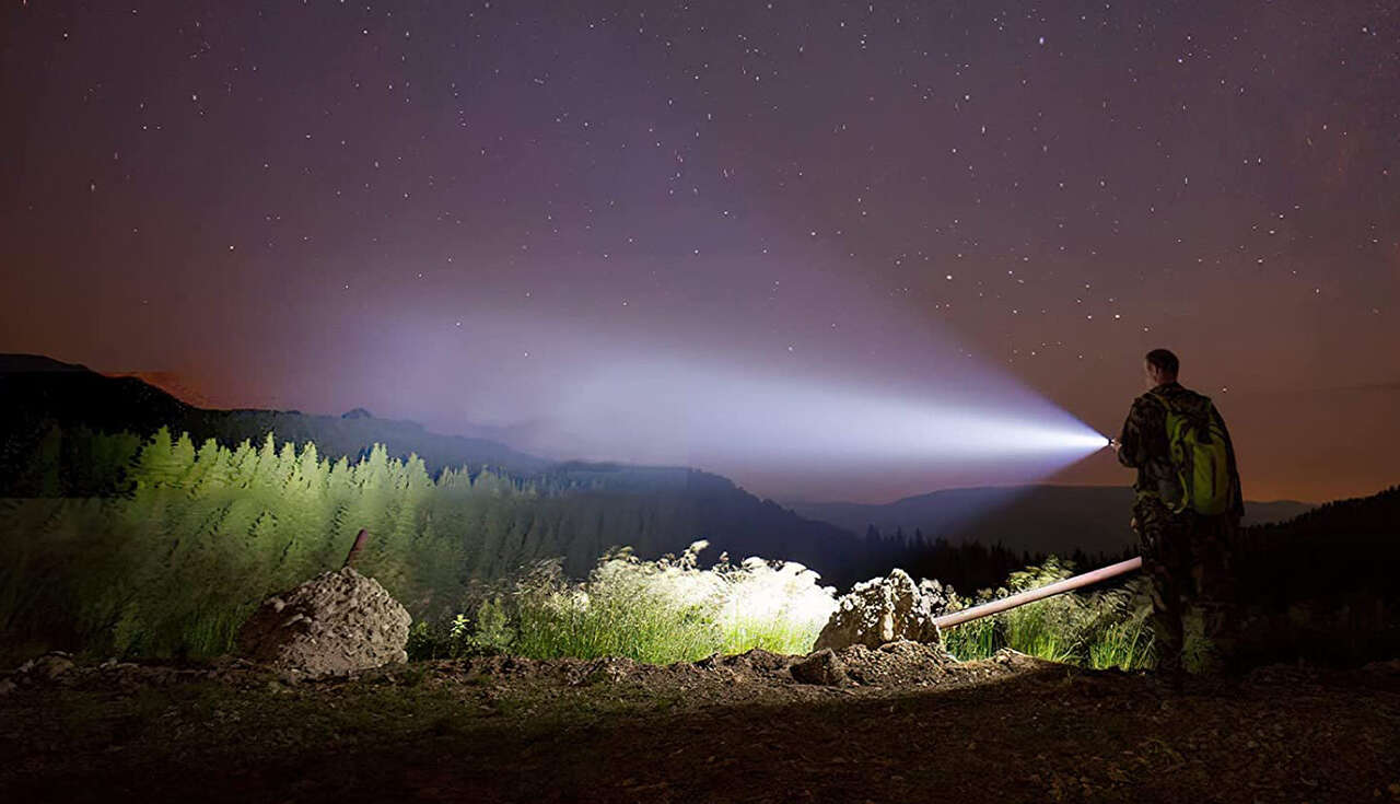 Las mejores linternas LED de Amazon para tus acampadas de verano