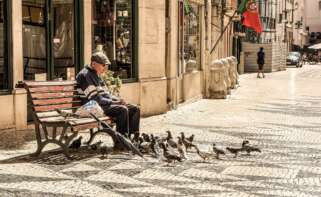 Una persona mayor descansa en un banco. Foto: Pixabay.