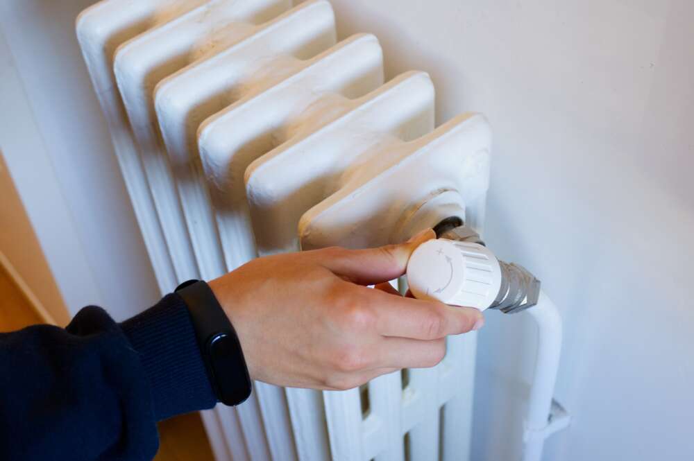 Una persona ajusta la temperatura en el radiador. Foto: PIxabay.
