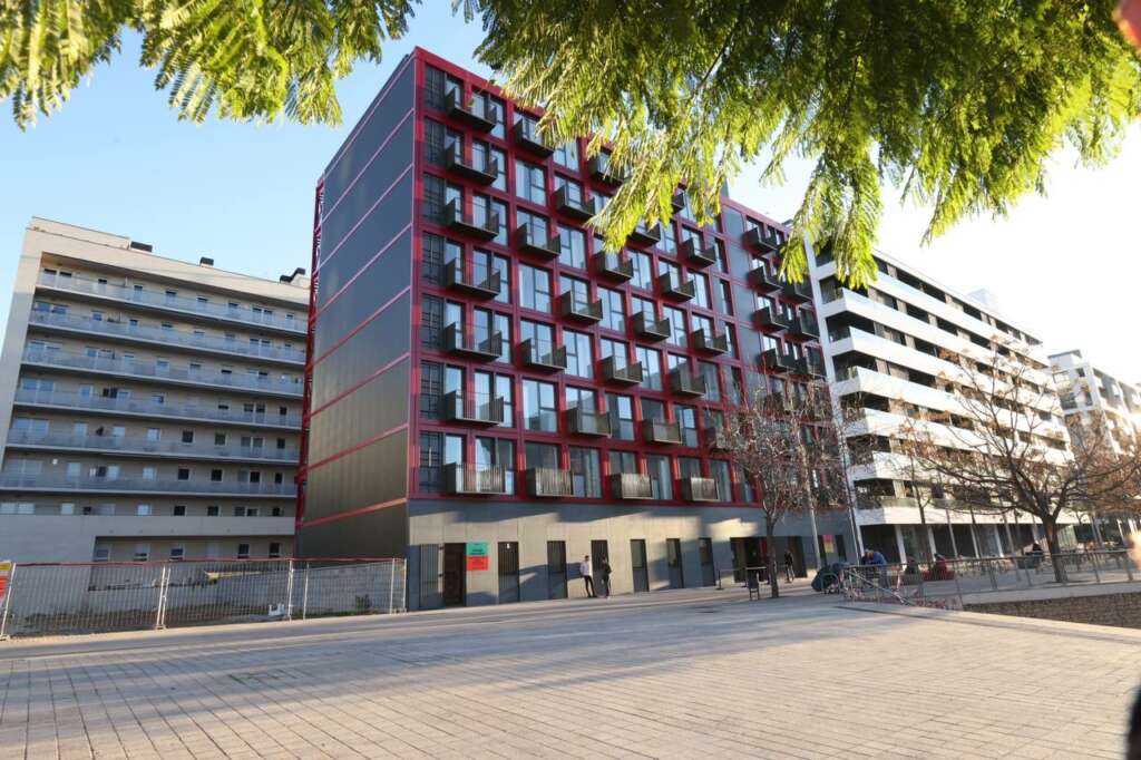 Bloque de viviendas construidos con contenedores marítimos. Foto: Ayuntamiento de Barcelona.