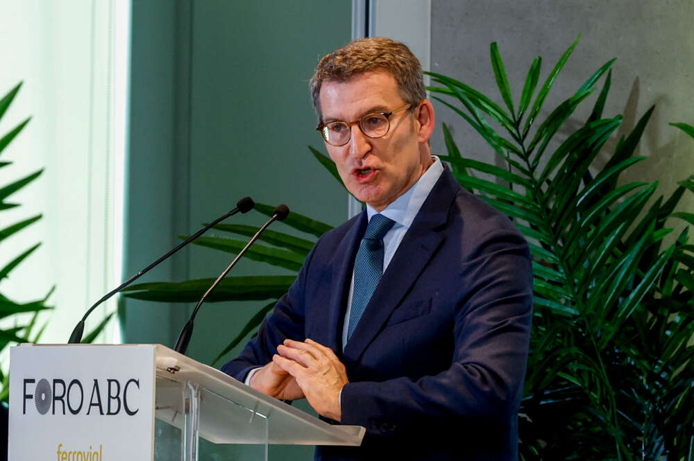 El presidente del Partido Popular, Alberto Núñez Feijóo participa en el Foro del diario ABC celebrado este martes en Madrid. EFE/JJ Guillén