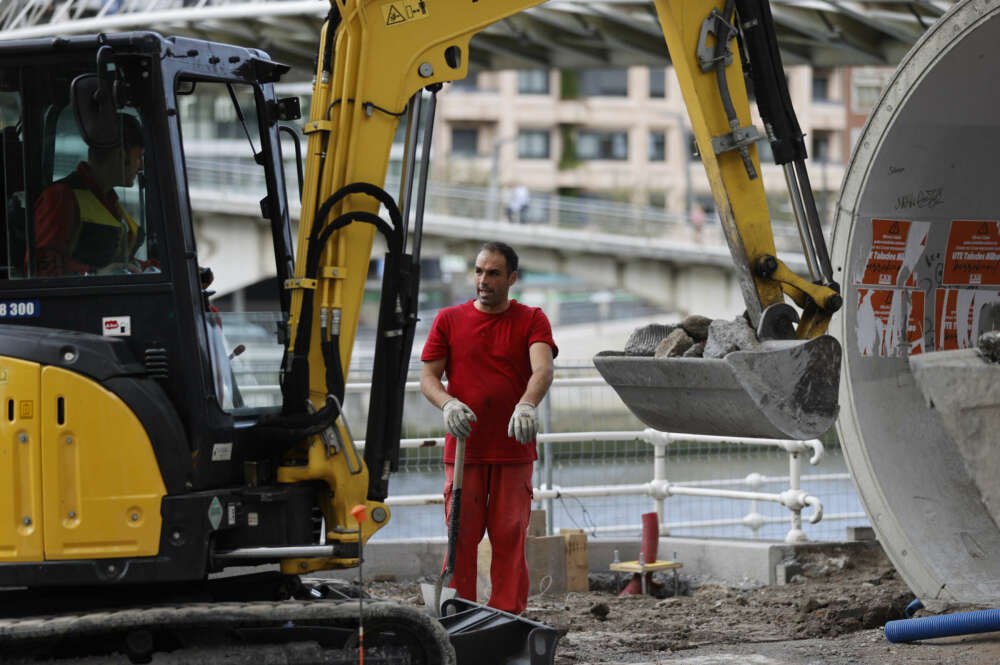 Operarios de la construcción trabajan en una zanja este jueves en Bilbao. El paro registrado en octubre en Euskadi subió en 65 personas, lo que supone un ascenso del 0,06 % respecto a septiembre, hasta situar el número total de inscritos en Lanbide en 111.745, con lo que se sitúa como una de las seis comunidades en las que ha subido el paro.EFE/Luis Tejido