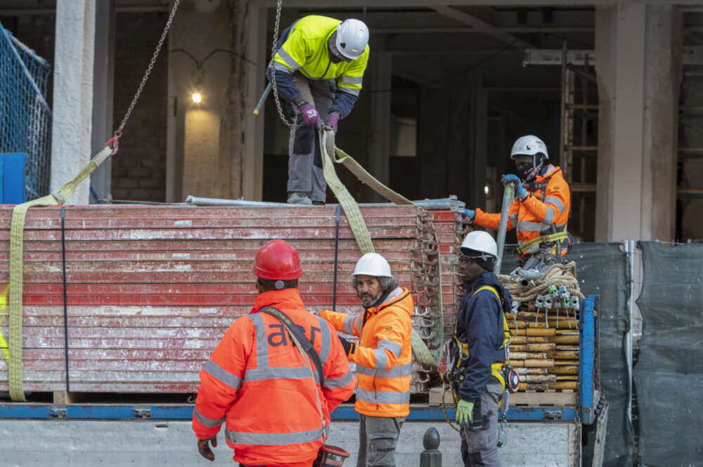 España cerró 2022 con 20,4 millones de ocupados, casi 280.000 más que en 2021, aunque el cuarto trimestre acusó las consecuencias de la ralentización económica y el empleo no solo perdió casi 82.000 trabajadores, sino que el paro también subió y volvió a superar la cota de los 3 millones de desempleados. En la imagen varios trabajadores, esta mañana en Zaragoza. EFE/Javier Belver