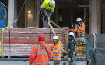 España cerró 2022 con 20,4 millones de ocupados, casi 280.000 más que en 2021, aunque el cuarto trimestre acusó las consecuencias de la ralentización económica y el empleo no solo perdió casi 82.000 trabajadores, sino que el paro también subió y volvió a superar la cota de los 3 millones de desempleados. En la imagen varios trabajadores, esta mañana en Zaragoza. EFE/Javier Belver