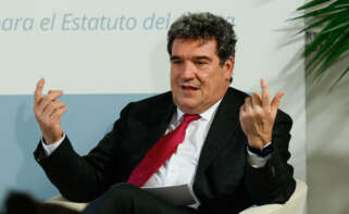 MADRID, 16/01/2023.- El Ministro de Inclusión, Seguridad Social y Migraciones, José Luis Escrivá, participan en un diálogo abierto con el sector artístico para analizar las medidas de mejora de la prestación por desempleo y de la protección social en el sector artístico, en Madrid, este lunes. EFE/ J.J. Guillén