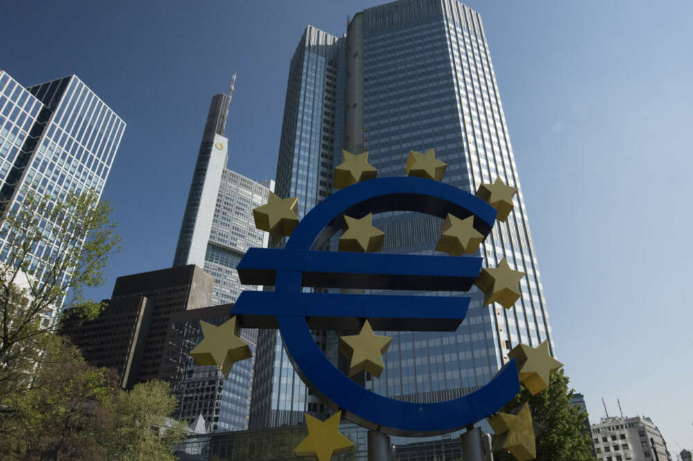 Edificio del Banco Central Europeo con el símbolo del euro.