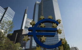 Edificio del Banco Central Europeo con el símbolo del euro.