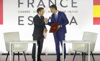 El presidente del Gobierno, Pedro Sánchez (d), estrecha la mano al presidente francés, Emmanuel Macron, durante la ceremonia de firma de acuerdos celebrada en el marco de la Cumbre Hispanofrancesa, este jueves, en Barcelona. EFE/Alberto Estévez