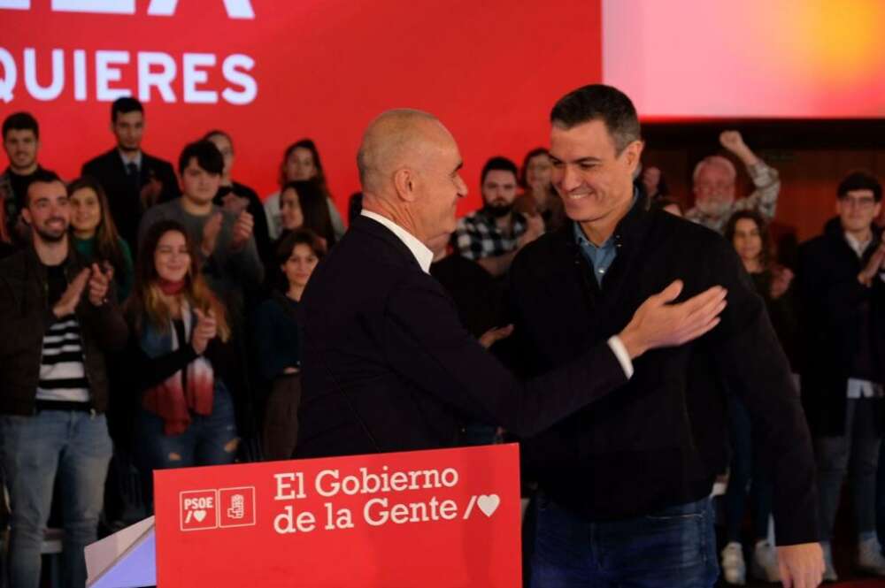 Pedro Sánchez, secretario general del PSOE, y Antonio Muñoz, alcalde de Sevilla., en el acto celebrado este sábado en la Isla de la Cartuja., como arranque de campaña de las municipales del 28M