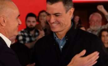 Pedro Sánchez, secretario general del PSOE, y Antonio Muñoz, alcalde de Sevilla., en el acto celebrado este sábado en la Isla de la Cartuja., como arranque de campaña de las municipales del 28M