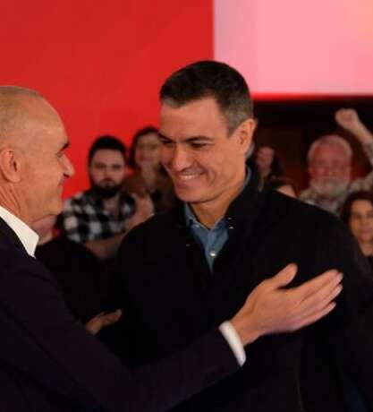 Pedro Sánchez, secretario general del PSOE, y Antonio Muñoz, alcalde de Sevilla., en el acto celebrado este sábado en la Isla de la Cartuja., como arranque de campaña de las municipales del 28M