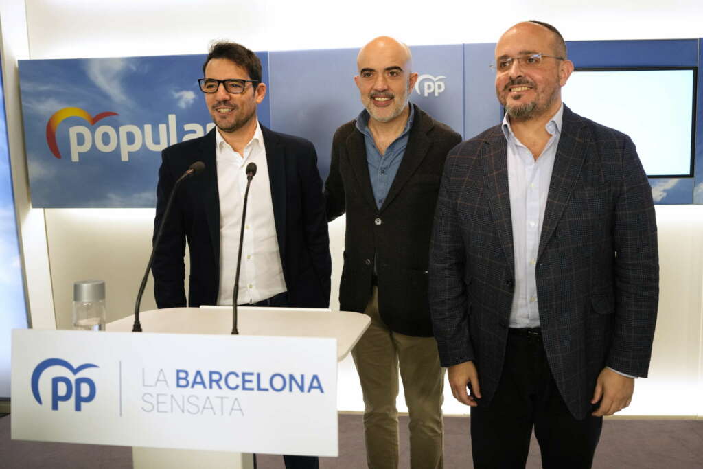 GRAFCAT4835. BARCELONA (ESPAÑA), 11/01/2023.- El alcaldable del PP Catalán en el Ayuntamiento de Barcelona, Daniel Sirera (c) acompañado del presidente del PPC, Alejandro Fernández (d), y del presidente del PP de Barcelona, Manu Reyes (i) durante la rueda de prensa en la se ha postulado como la "única" alternativa "sensata" y "útil" a la alcaldesa Ada Colau y al independentismo, por lo que ha ofrecido a los populares como la "casa común del constitucionalismo" en las próximas elecciones de mayo.EFE/ Alejandro García