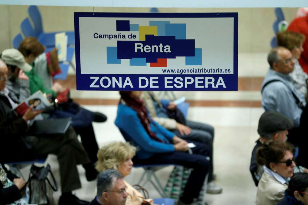 Ciudadanos esperan para ser atendidos en la delegación de Hacienda de Madrid. EFE/Chema Moya