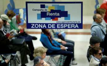 Ciudadanos esperan para ser atendidos en la delegación de Hacienda de Madrid. EFE/Chema Moya