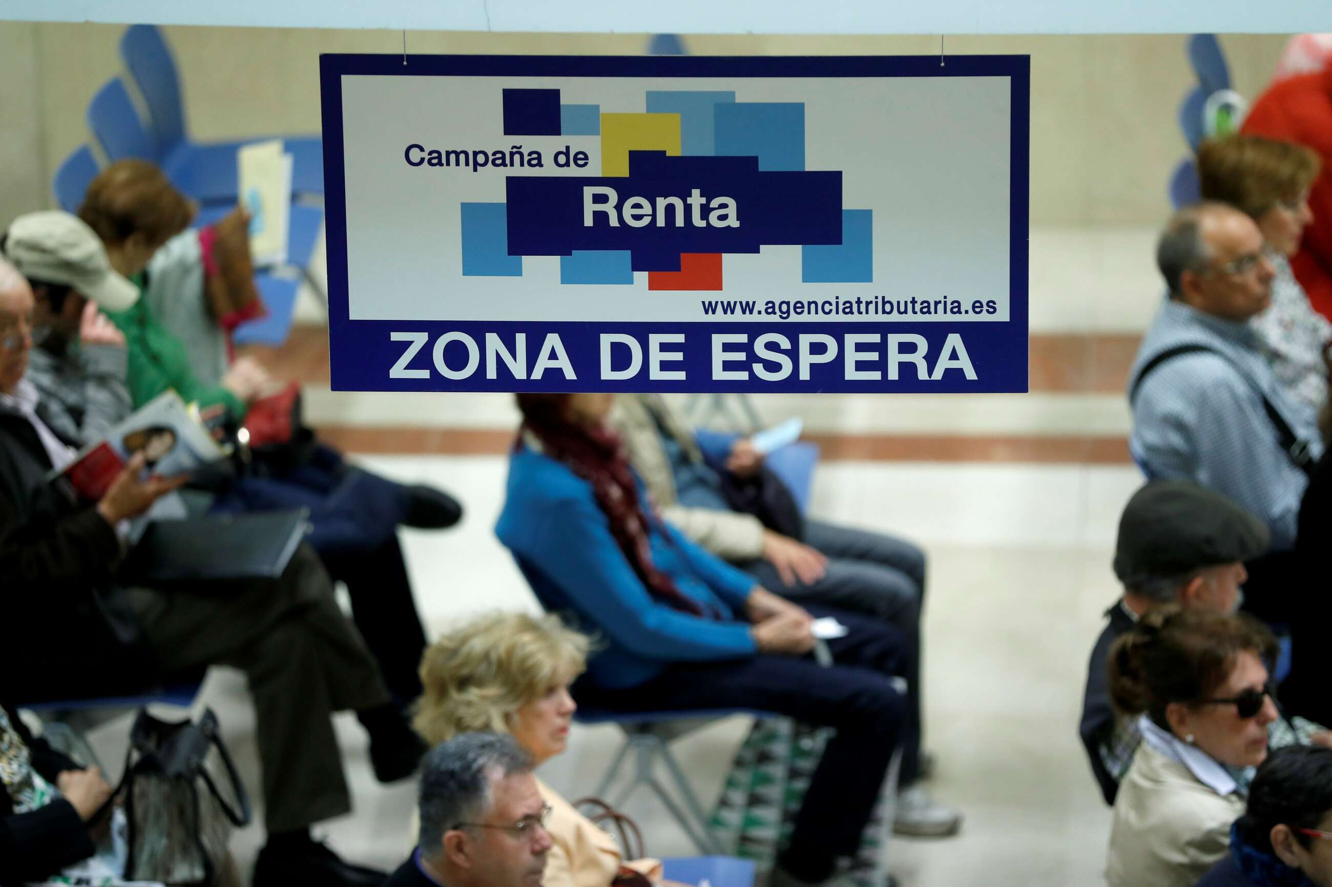 Ciudadanos esperan para ser atendidos en la delegación de Hacienda de Madrid. EFE/Chema Moya