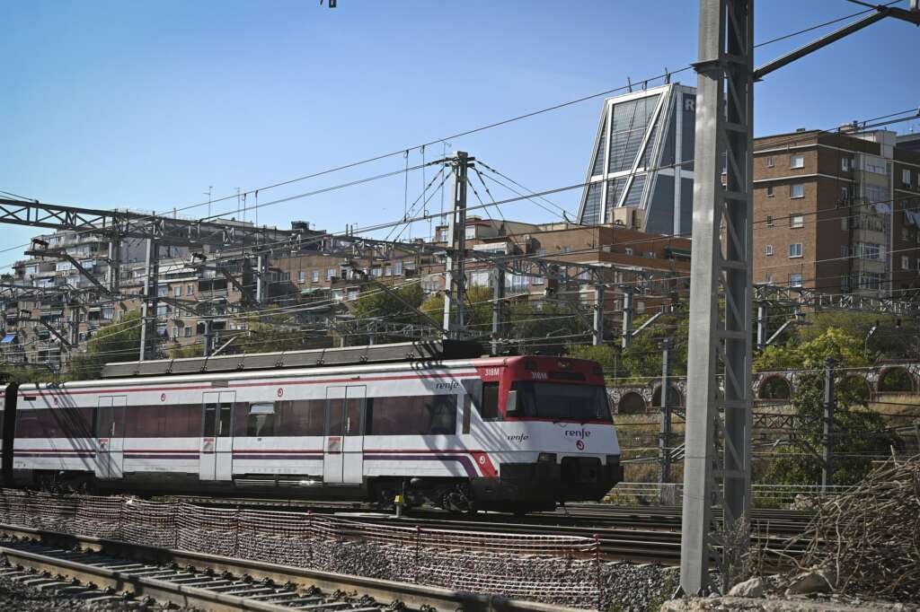 Un tren de cercanías de Renfe llega a la estación de Chamartín. EFE/ Fernando Villar
