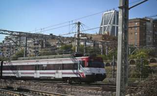 Un tren de cercanías de Renfe llega a la estación de Chamartín. EFE/ Fernando Villar
