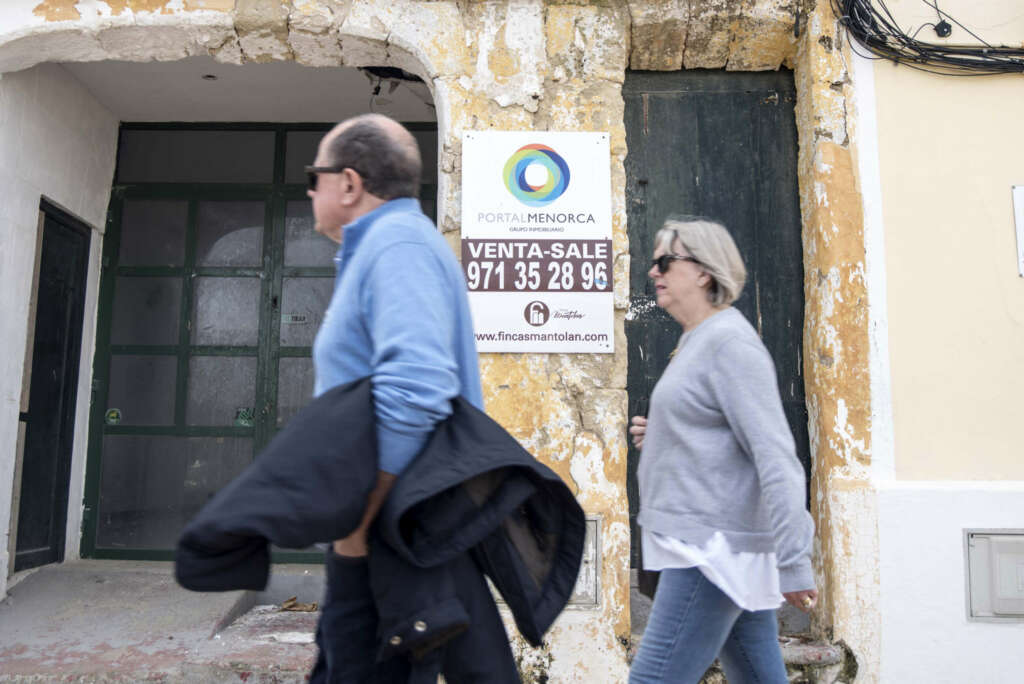 cartel de una inmobiliaria en una vivienda de Mahón. EFE/David Arquimbau