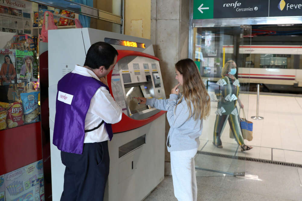 OVIEDO, 05/09/2022.- Vista este lunes de la estación de Renfe en Oviedo. La delegada del Gobierno en Asturias, Delia Losa, realizó este lunes un balance de los primeros días de implantación de los abonos gratuitos en Cercanías y Media Distancia de Renfe. El número de usuarios de los tren se ha incrementado en Asturias un 10 por ciento y el tráfico de vehículos privados se ha reducido un 4,5 por ciento en los dos primeros días en los que ha estado operativos los nuevos abonos gratuitos de Cercanías y Media Distancia. EFE/J.L. Cereijido