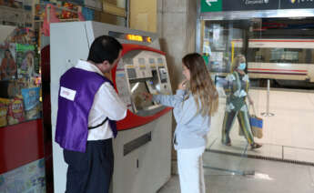 OVIEDO, 05/09/2022.- Vista este lunes de la estación de Renfe en Oviedo. La delegada del Gobierno en Asturias, Delia Losa, realizó este lunes un balance de los primeros días de implantación de los abonos gratuitos en Cercanías y Media Distancia de Renfe. El número de usuarios de los tren se ha incrementado en Asturias un 10 por ciento y el tráfico de vehículos privados se ha reducido un 4,5 por ciento en los dos primeros días en los que ha estado operativos los nuevos abonos gratuitos de Cercanías y Media Distancia. EFE/J.L. Cereijido