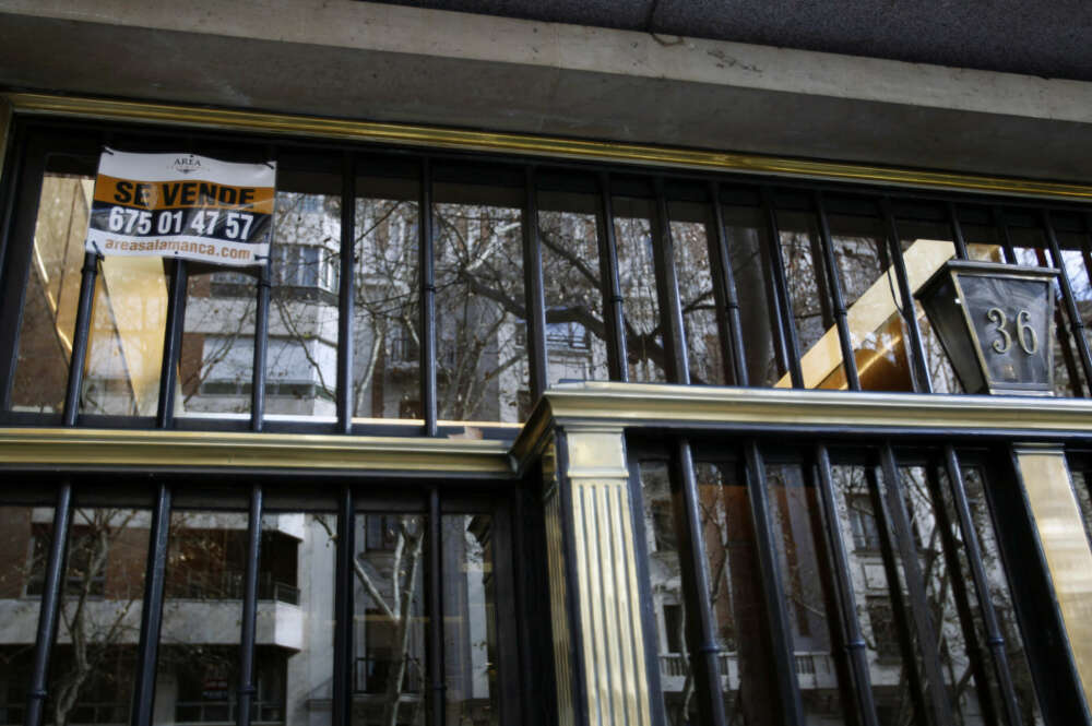 MADRID 08/02/2012.- Cartel de venta en el portal de una vivienda de la conocida "milla de oro" de Madrid. EFE/J.M. Espinosa/yv