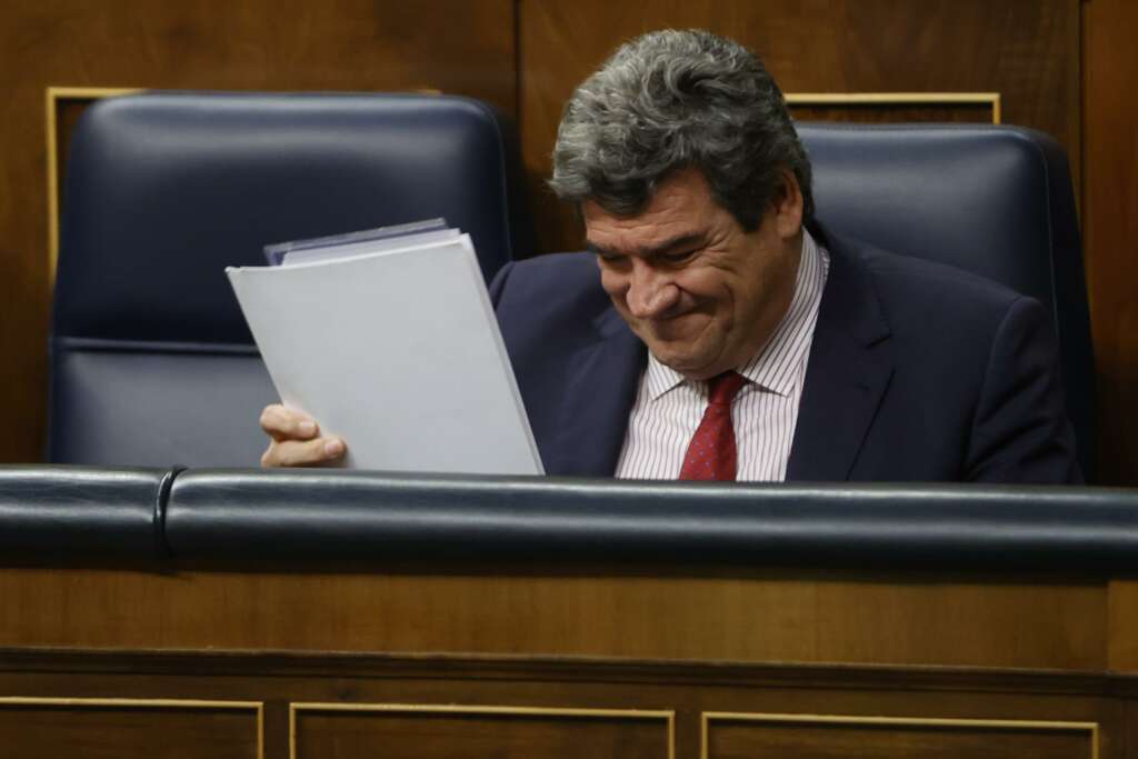 El ministro de Inclusión, Seguridad Social y Migraciones, José Luis Escrivá, durante una sesión de control del Gobierno en el Congreso en Madrid. EFE/ Mariscal.