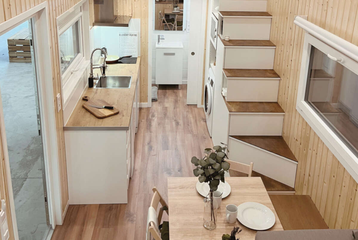 La casa prefabricada Komfort consta de dos dormitorios. Foto: Noma Tiny Houses.