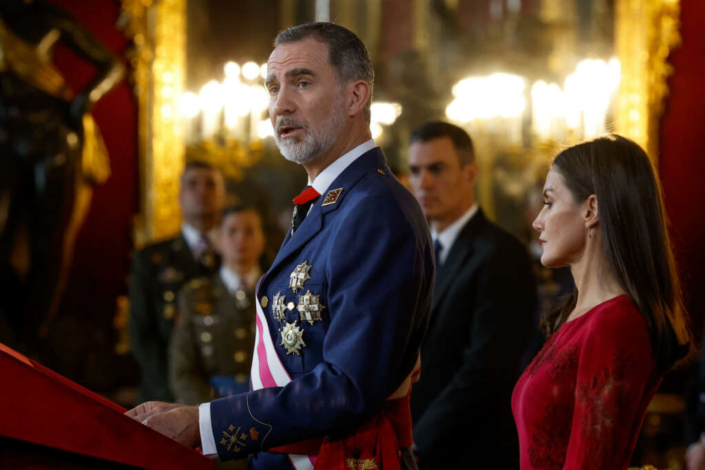 El rey Felipe VI pronuncia un discurso junto a la reina Letizia, durante la celebración de la Pascua Militar este viernes en el Palacio Real de Madrid. EFE/ J.J. Guillén