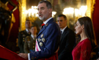 El rey Felipe VI pronuncia un discurso junto a la reina Letizia, durante la celebración de la Pascua Militar este viernes en el Palacio Real de Madrid. EFE/ J.J. Guillén
