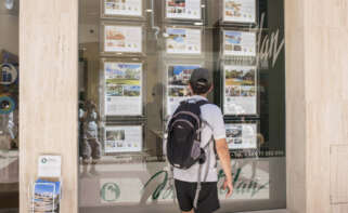 Un hombre observa carteles de viviendas en venta. EFE/ David Arquimbau Sintes