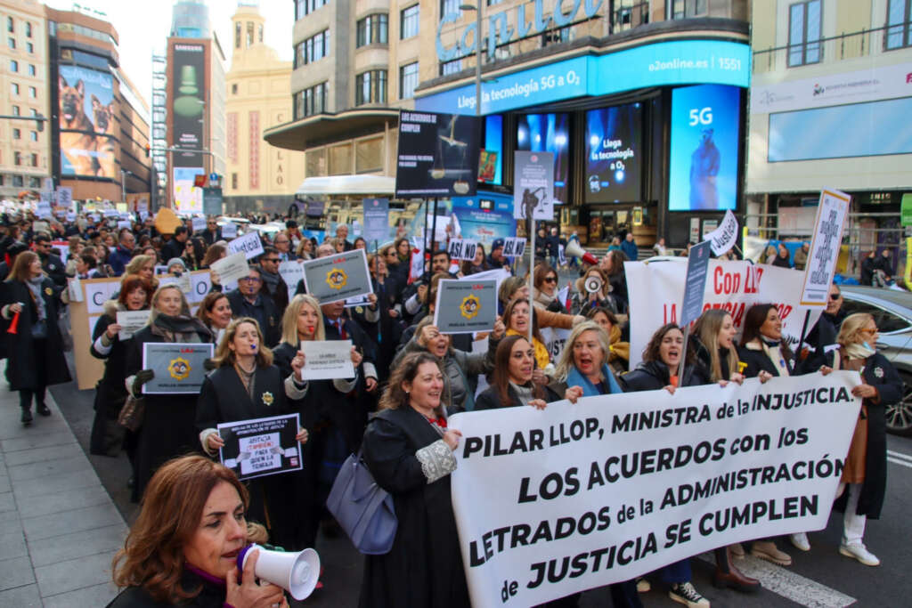 Cientos de letrados de la administración de Justicia (LAJ), los antiguos secretarios judiciales, se han manifestado este martes frente al Ministerio de Justicia en la primera jornada de la huelga indefinida con la que exigen mejoras salariales y laborales. EFE/ Mercedes Ortuño Lizarán