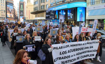 Cientos de letrados de la administración de Justicia (LAJ), los antiguos secretarios judiciales, se han manifestado este martes frente al Ministerio de Justicia en la primera jornada de la huelga indefinida con la que exigen mejoras salariales y laborales. EFE/ Mercedes Ortuño Lizarán