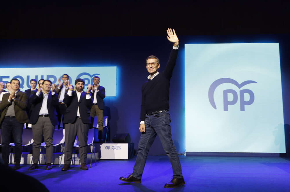 El líder del Partido Popular, Alberto Núñez Feijoó (c), durante el acto de presentación de los candidatos autonómicos para las elecciones de mayo que se celebra este sábado en Zaragoza bajo el lema "A la altura de un gran país". EFE/ Javier Belver