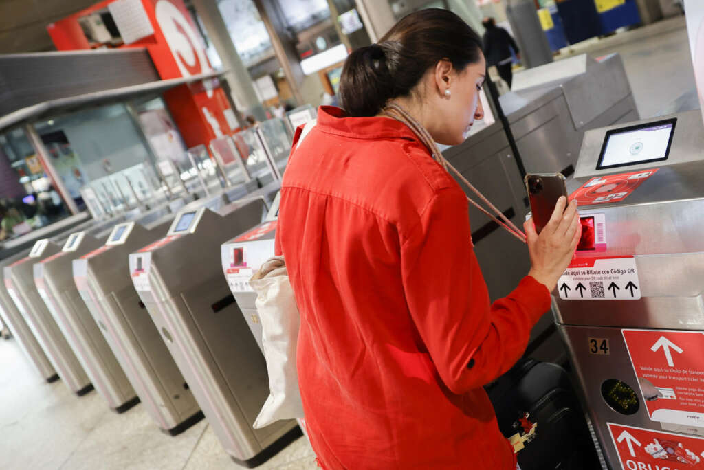 Una mujer accede por los tornos de una estación de Cercanías de Madrid. EFE/Mariscal