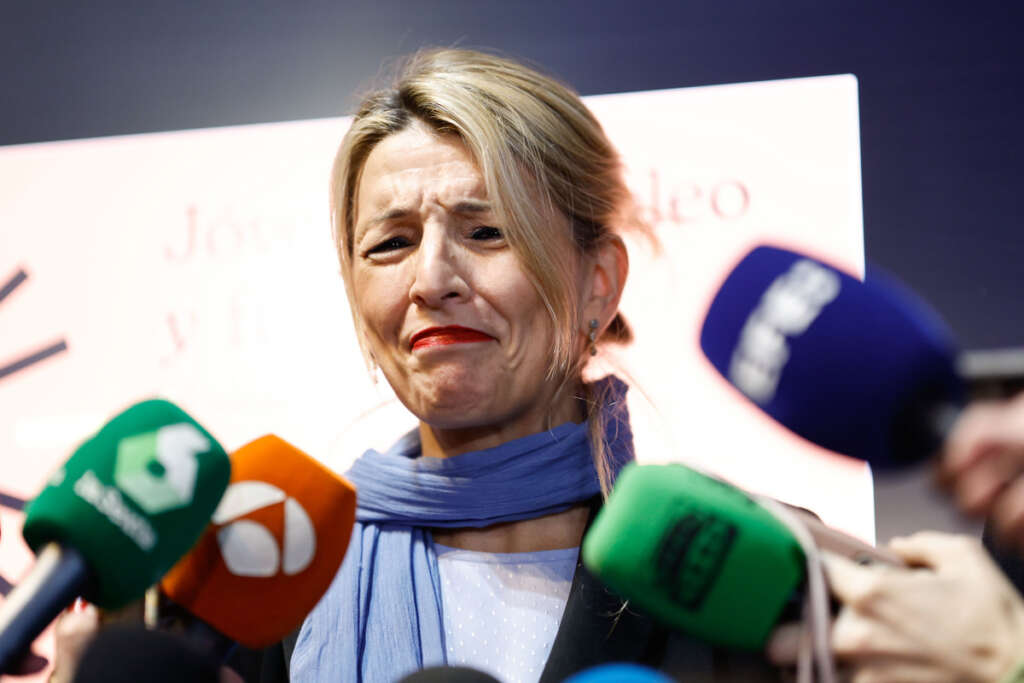 La vicepresidenta segunda y ministra de Trabajo y Economía Social, Yolanda Díaz, atiende a la prensa durante el diálogo organizado por la plataforma Jóvenes, Empleo y Futuro este lunes en Madrid. EFE/ Rodrigo Jimenez