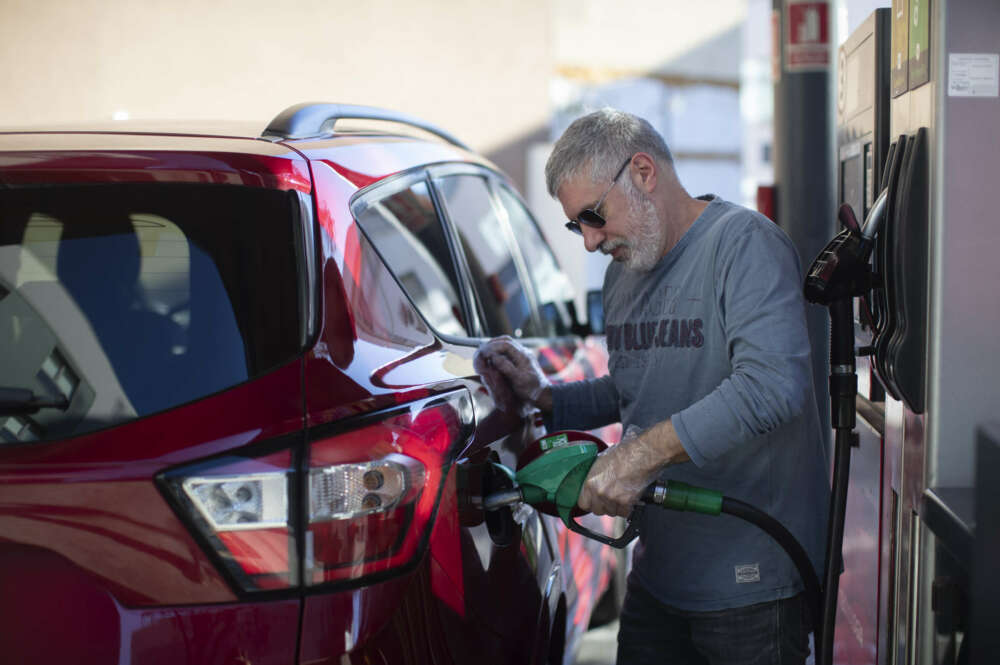 Un conductor llena el depósito en una gasolinera. EFE/ Marta Pérez