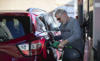 Un conductor llena el depósito en una gasolinera. EFE/ Marta Pérez