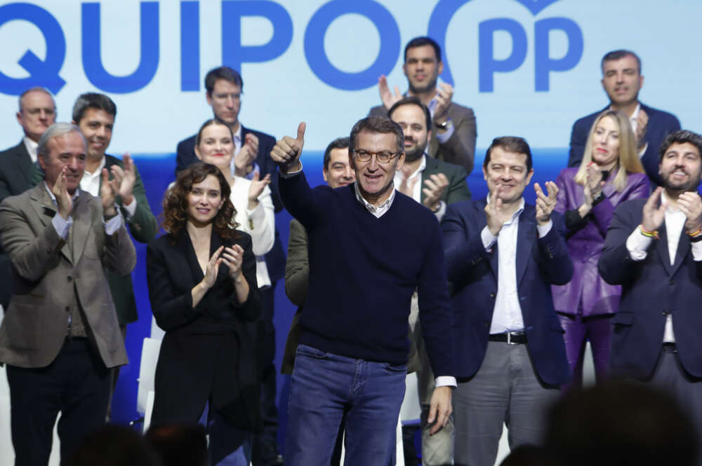 El líder del Partido Popular, Alberto Núñez Feijoó (c), durante el acto de presentación de los candidatos autonómicos para las elecciones de mayo que se celebra este sábado en Zaragoza bajo el lema "A la altura de un gran país". EFE/ Javier Belver