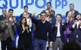 El líder del Partido Popular, Alberto Núñez Feijoó (c), durante el acto de presentación de los candidatos autonómicos para las elecciones de mayo que se celebra este sábado en Zaragoza bajo el lema "A la altura de un gran país". EFE/ Javier Belver