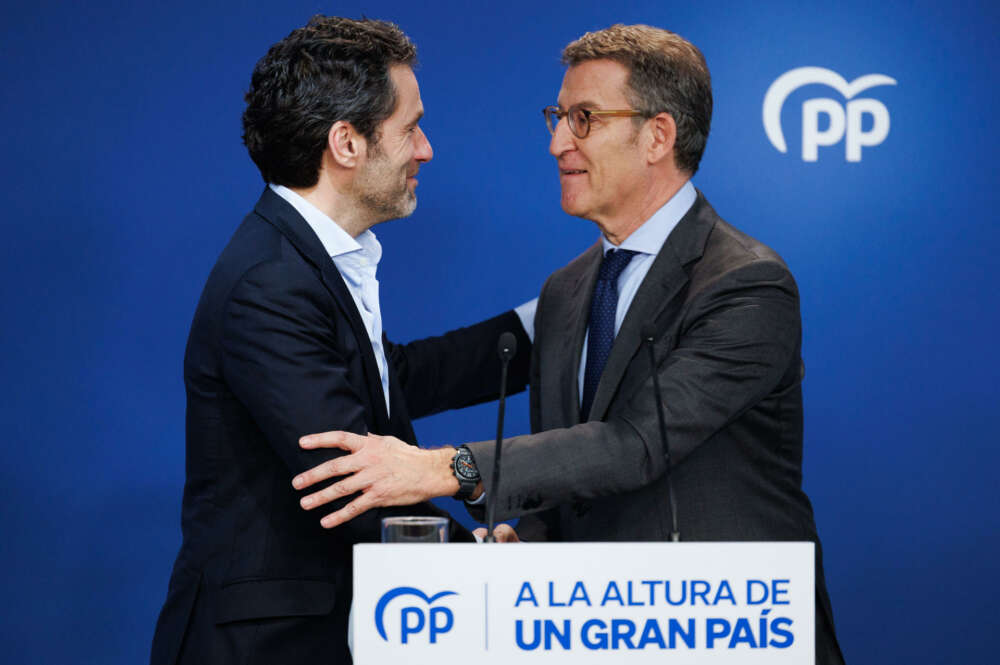 El presidente del Partido Popular, Alberto Núñez Feijóo, acompañado de Borja Sémper, durante la rueda de prensa este lunes en la sede de Génova en Madrid. EFE/Sergio Pérez.