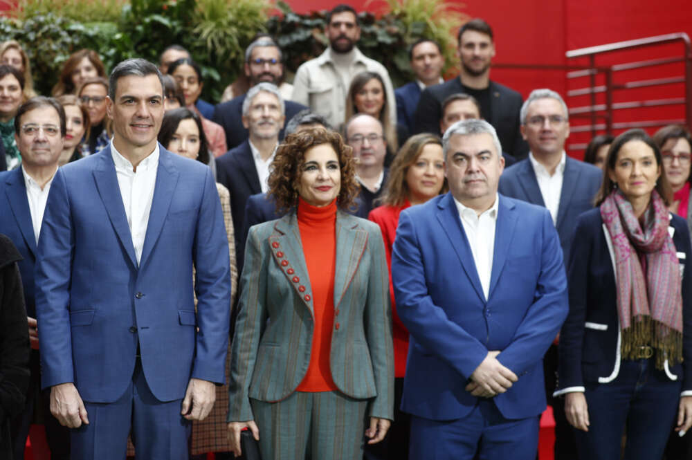 El presidente del Gobierno, Pedro Sánchez (i), la ministra de Hacienda, María Jesús Montero (c), y el secretario Organización del PSOE Santos Cerdán León (d) durante la foto de familia de la reunión especial de la Ejecutiva Federal del PSOE en la que se añalizaron los retos de este año electoral. EFE/ Javier Lizón