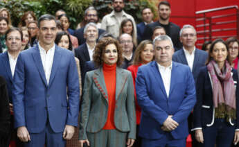 El presidente del Gobierno, Pedro Sánchez (i), la ministra de Hacienda, María Jesús Montero (c), y el secretario Organización del PSOE Santos Cerdán León (d) durante la foto de familia de la reunión especial de la Ejecutiva Federal del PSOE en la que se añalizaron los retos de este año electoral. EFE/ Javier Lizón