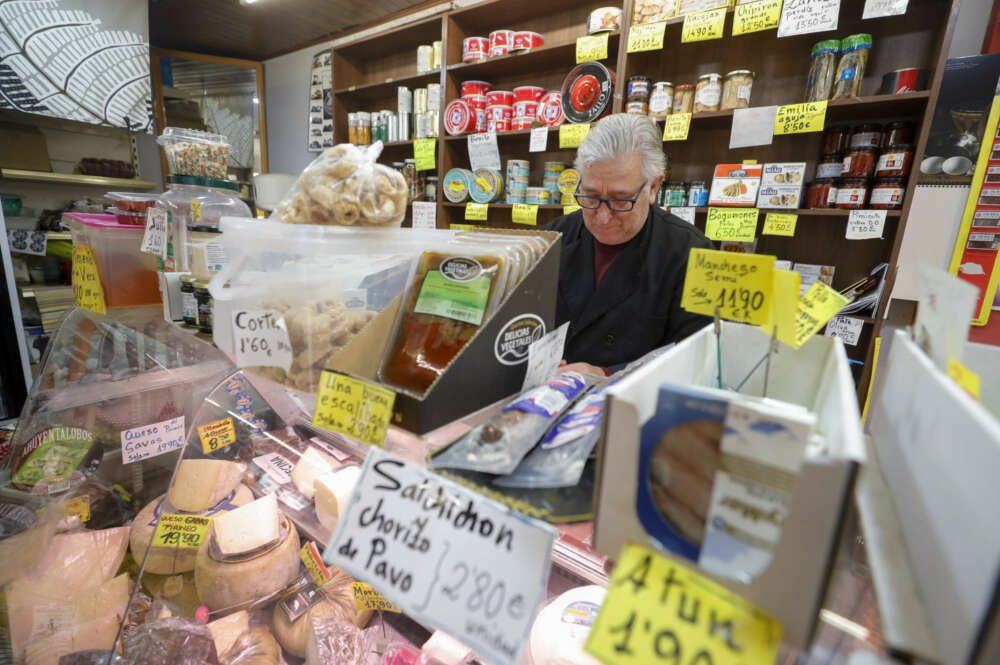 ZARAGOZA, 15/11/2022.- Un hombre trabaja en su puesto en un mercado de Zaragoza este martes. La inflación en España se moderó al 7,3 % en octubre gracias al descenso de la electricidad y pese a un incremento récord del 15,4 % en los alimentos. EFE/ Javier Cebollada