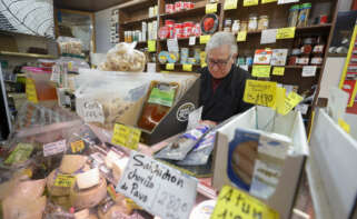 ZARAGOZA, 15/11/2022.- Un hombre trabaja en su puesto en un mercado de Zaragoza este martes. La inflación en España se moderó al 7,3 % en octubre gracias al descenso de la electricidad y pese a un incremento récord del 15,4 % en los alimentos. EFE/ Javier Cebollada