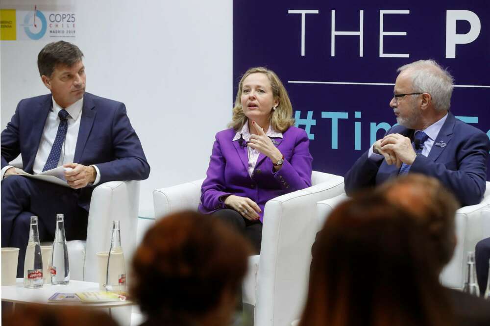 El presidente del BEI, Werner Hoyer, la ministra de Asuntos Económicos, Nadia Calviñoy el ministro de Energía de Australia, Angus Taylor. EFE/Juan Carlos Hidalgo