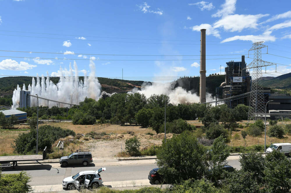 Voladura controlada de la chimenea de la central térmica de La Robla (León). EFE/J.Casares